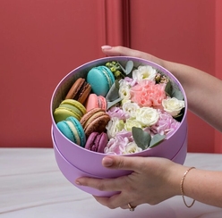 Круглая коробочка с цветами и макарунами